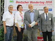 Rolf Ebert erhält die Ehrennadel des DWV in Gold